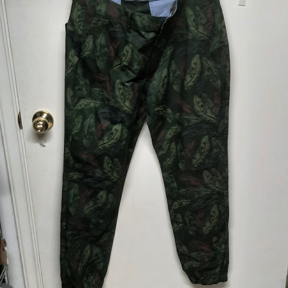 Unyforme pants feather print